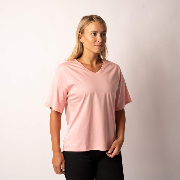 Pink V-neck t-shirt with loose fit from bara sportswear.